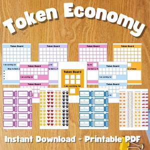 Puede incluir: Tableros de fichas imprimibles y pegatinas para un sistema de economía de fichas. Los tableros están codificados por colores y tienen espacios para las fichas. Las pegatinas presentan varias imágenes, incluyendo caras sonrientes, corazones, estrellas y huellas de patas. El texto "Token Economy" está en la parte superior de la imagen.