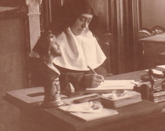 Nonne mère supérieure dans son bureau Ancienne photo postale privée belge sépia catholique éphémère - Cadeau religieux -