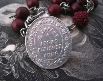 Ancien petit chapelet catholique français avec perles bordeaux et pendentif à breloques médaille de l'enfant Jésus-Christ de Prague - Cadeau catholique