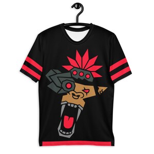 Puede incluir: Camiseta negra con un gráfico rojo y gris de un mono estilizado que lleva un casco con ojos rojos y un mohawk rojo. La camiseta tiene mangas rayadas rojas y negras.