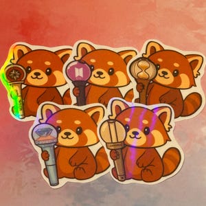 Sticker KPOP – Panda roux avec bâton lumineux | BTS, Stray Kids, Ateez, Dix-sept ans, Enhypen | Holografisch, Vinyl, Wasserfest | 4 x 4 cm
