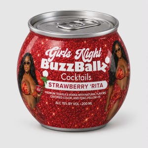 Puede incluir: Una lata redonda de color rojo brillante BuzzBallz Cocktails con el texto Girls Night BuzzBallz Cocktails Strawberry 'Rita. La etiqueta incluye im&aacute;genes de una persona en bikini y gafas de sol, con 15% ALC BY VOL y 200 ML.
