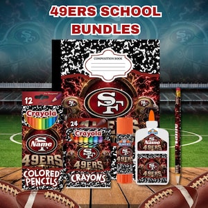 Może przedstawiać: Zestaw szkolny 49ers zawierający zeszyt, opakowanie 12 kredek ołówkowych Crayola, opakowanie 24 kredek świecowych Crayola, klej w sztyfcie Elmer's, butelkę kleju Elmer's oraz ołówek, wszystko ozdobione brandingiem drużyny 49ers.