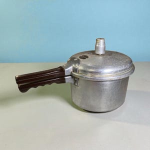 Olla a presión National Presto Modelo 60 vintage de 4 cuartos con agitador y soporte.