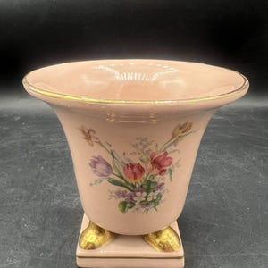 Vintage roze porseleinen bloempot met gouden rand en voet.