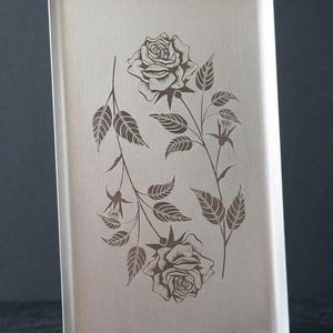 Vassoio da portata rettangolare in alluminio vintage con decorazioni floreali incise a rose, manici in metallo spazzolato.