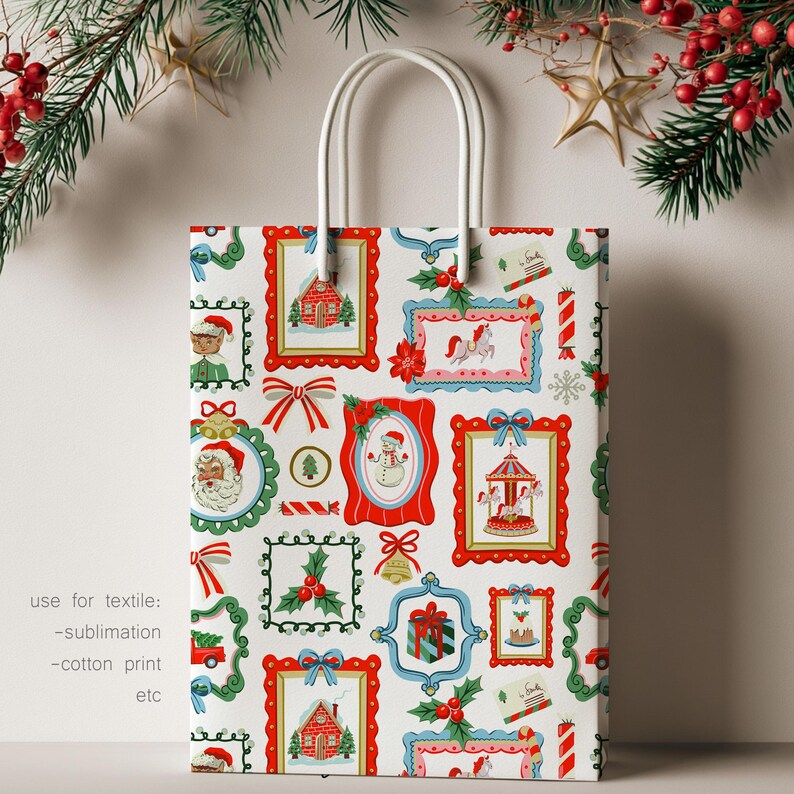 Pu&ograve; includere: Un sacchetto regalo in carta bianca con due manici bianchi, caratterizzato da un motivo ripetuto di colorate illustrazioni natalizie all'interno di cornici decorative, tra cui Babbo Natale, un pupazzo di neve, una giostra, una casa e regali in rosso e verde.