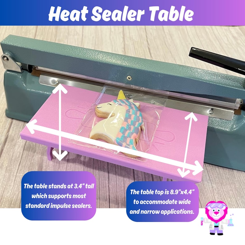Puede incluir: Una mesa de sellado t&eacute;rmico rosa con una bolsa de pl&aacute;stico transparente y una galleta de unicornio en la parte superior. La mesa tiene 3,4 pulgadas de alto y la parte superior tiene 8,9 pulgadas por 4,4 pulgadas.