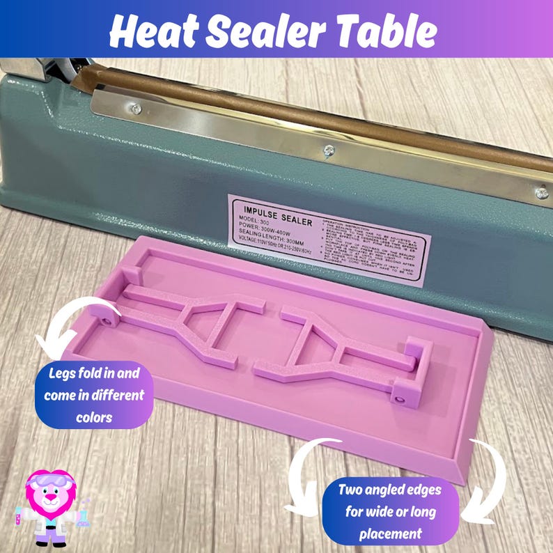 Puede incluir: Una mesa de sellado t&eacute;rmico rosa con dos bordes angulados para una colocaci&oacute;n ancha o larga. La mesa tiene patas plegables que vienen en diferentes colores. La mesa est&aacute; etiquetada como "Impulse Sealer" con el n&uacute;mero de modelo 500, la potencia 300W/400W, la longitud de sellado 300 mm y el n&uacute;mero de voltaje.