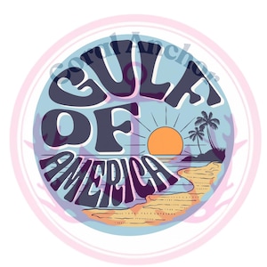 以下が含まれることがあります： レトロなフォントで「GULF OF AMERICA」と書かれた青と白の円。円には、夕日とヤシの木のあるビーチのシーンが描かれています。