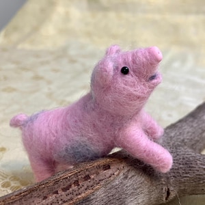 Wool Needle Felted Pink Pig.. Dollhouse Miniatures
