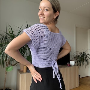 Könnte beinhalten: Handgefertigtes Holzschild mit dem Text "Welcome to our home" in handschriftlichem Stil. Das Schild ist weiß mit schwarzer Schrift bemalt und hat eine Used-Optik, geeignet für den Innen- und Außenbereich.