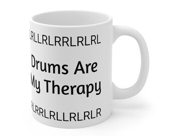 Op de afbeelding: Witte keramische koffiemok met zwarte tekst die "Drums Are My Therapy" luidt.