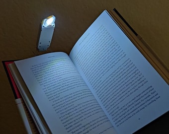 LED Buchlampe Praktische Leselampe für entspannte Leseabende und nächtliche Bücherwelten mit Befestigungs Clip Buch Geschenk für Leseratten