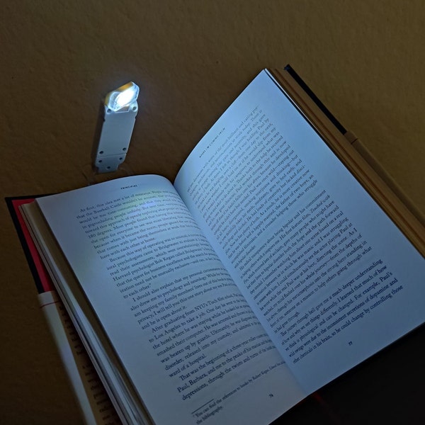 LED Buchlampe Praktische Leselampe für entspannte Leseabende und nächtliche Bücherwelten mit Befestigungs Clip Buch Geschenk für Leseratten