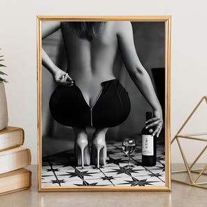 Kobieta z kieliszkiem do wina Płótno ścienne - Czarno-biała fotografia modowa, wystrój wózka barowego, sztuka ścienna z alkoholem, płótno feministyczne