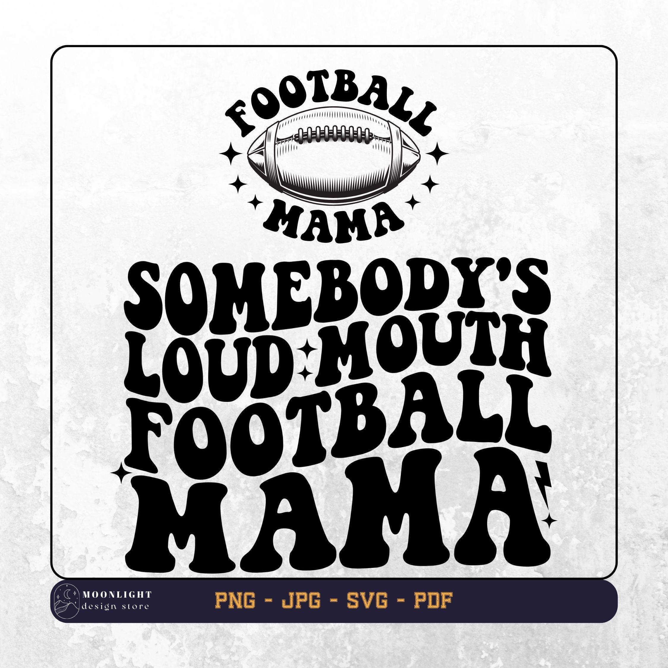Quelqu'un a beaucoup de bouche à craquer pour le football maman svg, quelqu'un a beaucoup de gueule de football maman svg png, maillot de football svg png, texte ondulé Football mama