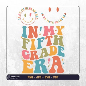 Op de afbeelding: Een kleurrijk grafisch ontwerp met de tekst "In My Fifth Grade Era" in een retro stijl. De tekst is in een regenboog van kleuren, met elke letter in een andere kleur. Het ontwerp is perfect voor een leerling of leraar van de vijfde klas.
