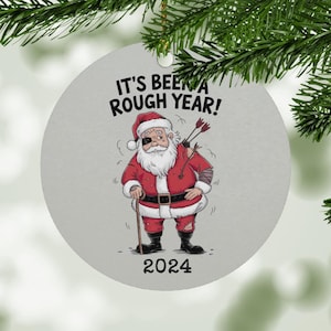 Enfeite de Natal engraçado do Papai Noel &quot;Ano Difícil 2024&quot;: Presente de Lembrança Engraçado