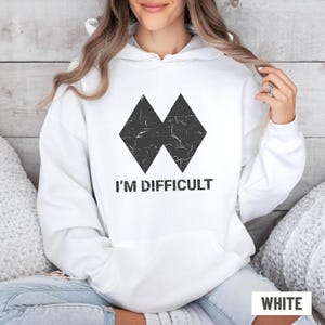 Ich bin schwierig Hoodie, lustiger Ski Hoodie für Frauen und Männer, Double Black Diamond Skiing Sweatshirt, Snowboard Hoodie, Ski-Liebhaber-Geschenk Bild 6