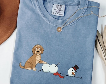 Camiseta navideña para perro Golden Doodle, Camiseta navideña divertida para perros de Comfort Colors, Camiseta de muñeco de nieve, Regalo para amantes de los perros, Camiseta navideña adorable para perros, Regalo para mamás perrunas