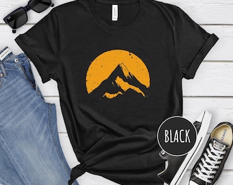 Bergsskjorta, bergs-T-shirt, äventyr väntar-skjorta, campingskjorta, friluftsmänniska, reslust, utforska mer, naturälskare, vandringskjorta