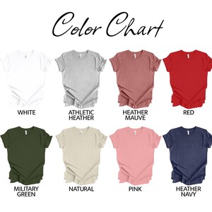 Pu&ograve; includere: Tabella colori che mostra 10 diversi colori di maglietta: bianco, grigio melange, malva melange, rosso, verde militare, naturale, rosa, blu navy melange.