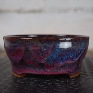 Peut inclure: Ensemble de trois vases en céramique de hauteurs et formes variées. Les vases sont recouverts d'une finition blanche mate, offrant une esthétique minimaliste. Le vase le plus haut mesure environ 25 cm de haut.