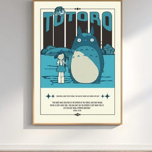 Może przedstawiać: Oprawiony plakat z napisem "TOTORO" w kolorze niebieskim nad ilustracją dużej, niebieskiej, włochatej istoty i młodej dziewczyny. Plakat zawiera cytat o duchach i lesie.