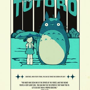 Może przedstawiać: Turkusowy i czarny plakat z napisem "TOTORO" dużymi turkusowymi literami. Obrazek zawiera dużą niebieską postać Totoro, dziewczynkę z parasolem i mniejsze stworzenie podobne do Totoro. Tekst na dole brzmi: "Czasami, gdy jesteś młody..."