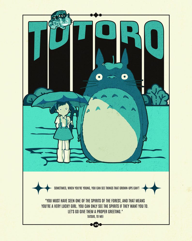 Może przedstawiać: Turkusowy i czarny plakat z napisem "TOTORO" dużymi turkusowymi literami. Obrazek zawiera dużą niebieską postać Totoro, dziewczynkę z parasolem i mniejsze stworzenie podobne do Totoro. Tekst na dole brzmi: "Czasami, gdy jesteś młody..."
