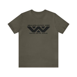 Könnte beinhalten: Ein dunkelgrünes T-Shirt mit einem schwarzen Weyland-Yutani Corp Logo und dem Text "Building Better Worlds".