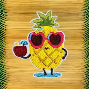 Puede incluir: Una piña amarilla con gafas de sol de corazón rosa y sosteniendo una bebida tropical roja con una sombrilla. La piña está de pie sobre una tabla de surf azul.