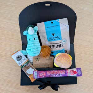 Dog Gift Box Deluxe | Dog Toys & Dog Treats | Dog Birthday Gift Basket | Puppy Welcome Kit | Dog Owner Gift | Personalized Name