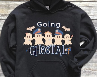 Peut inclure: Sweat-shirt à capuche noir avec un motif de fantômes portant des chapeaux de facteur et le texte "Going Ghostal".