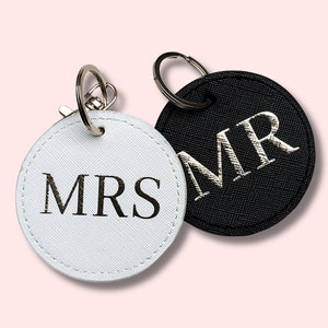 Schlüsselanhänger Hochzeit Verlobung personalisiert mit Name Geschenk Braut Bräutigam Brautpaar MR MRS keychain Flitterwochen Valentinstag