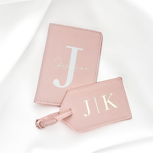 REISEPASSHÜLLE + Kofferanhänger personalisiert mit Name | Geschenk JGA Brautjungfern Trauzeugin beste Freundin | Travel tag & Passport Cover