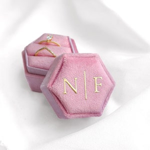 RINGBOX personalisiert mit Initialen | Ringkästchen aus Samt | Geschenk Hochzeit Verlobung | Schmuckkästchen für Eheringe mit Name Hexagon