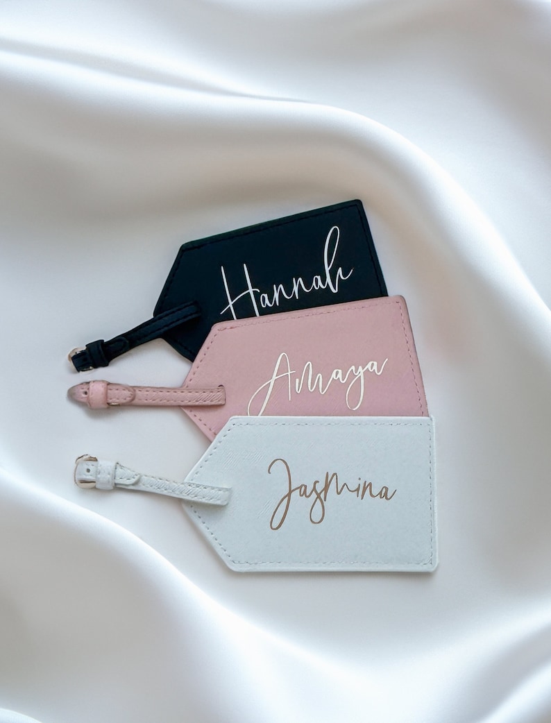 Kofferanhänger | Luggage tags in rosa weiß und schwarz mit Name personalisiert als Geschenk für JGA Brautjungfern Box
