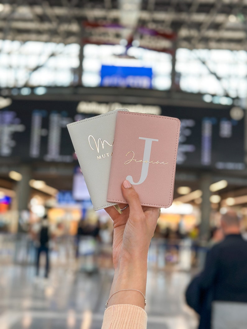 Reisepasshüllen in rosa und weiß mit Initialen Monogramm