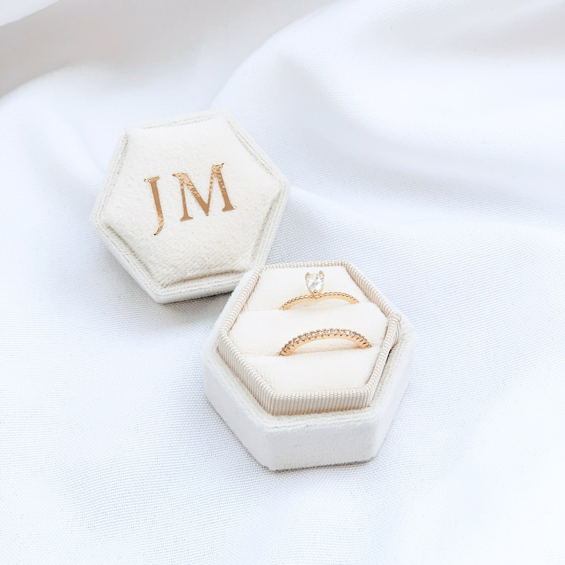 RINGBOX personalisiert mit Initialen Ringkästchen aus Samt Geschenk Hochzeit Verlobung Schmuckkästchen für Eheringe mit Name Hexagon Bild 9