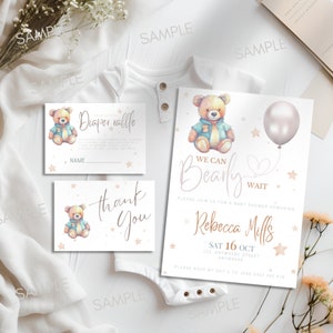 Pode incluir: Um convite para um ch&aacute; de beb&ecirc; com um urso de desenho animado fofo vestindo uma camisa azul e segurando um bal&atilde;o. O convite diz "We can Bearly Wait" e inclui o nome "Rebecca Mills" e a data "Sat 16 Oct".