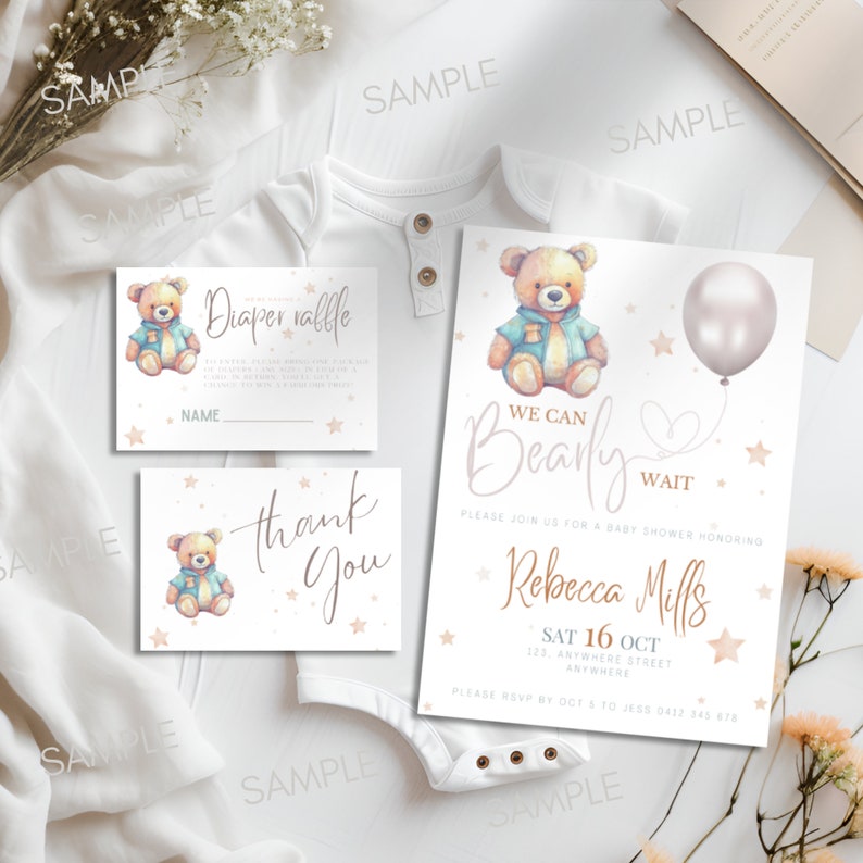 Pode incluir: Um convite para um ch&aacute; de beb&ecirc; com um urso de desenho animado fofo vestindo uma camisa azul e segurando um bal&atilde;o. O convite diz "We can Bearly Wait" e inclui o nome "Rebecca Mills" e a data "Sat 16 Oct".