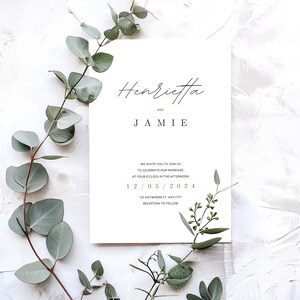 Puede incluir: Invitaci&oacute;n de boda con fondo blanco y follaje verde. La invitaci&oacute;n dice "Henrietta y Jamie" con la fecha "12/05/2024" en color cobre.