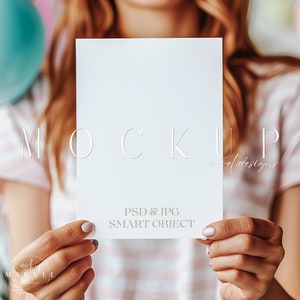 Mockup verjaardagskaart met handen | Mockup uitnodiging verjaardagsfeestje | Minimalistische lege witte kaart | Mockup kinderuitnodiging | Mockup wenskaart: