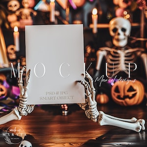 Halloween Einladung Mockup Kürbis und Skelett Einladungsmodell Herbsteinladung Mockup Halloweenkarte Mockup Karte mit Händen Mockup
