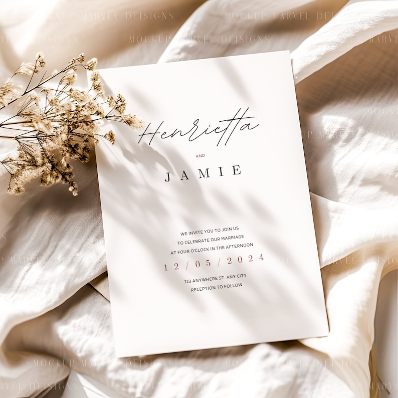 Puede incluir: Una tarjeta de invitaci&oacute;n de boda blanca con los nombres Henrietta y Jamie impresos en letra cursiva negra. La fecha de la boda est&aacute; impresa en texto marr&oacute;n: 12/05/2024. El texto de la invitaci&oacute;n dice: "Les invitamos a unirse a nosotros para celebrar nuestro matrimonio a las cuatro en punto de la tarde. 123 Anywhere St. Any City. La recepci&oacute;n seguir&aacute; despu&eacute;s."