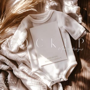 Eerste verjaardagsuitnodiging mockup, babymodel, baby rompermodel, kaartmodel, geboortekaartje model, babyshower uitnodigingsmodel