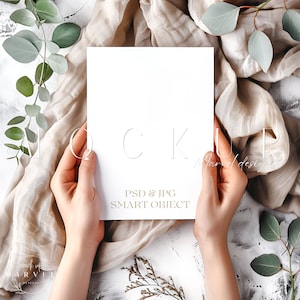Grußkarte Mit Hand Mockup | Held Hochzeitseinladung Mockup | 5X7 Karten Mockup Mit Händen | Einfaches 5X7 Kartenmockup | Hochzeits Mockup
