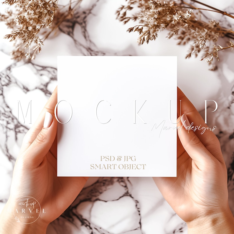 以下が含まれることがあります： 大理石の背景に「MOCKUP」と「PSD＆JPG SMART OBJECT」のテキストが書かれた白いカードのモックアップです。